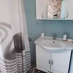 La Petite Maison, Kakogkioni