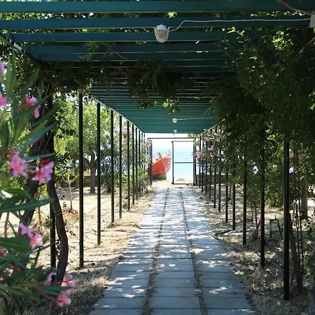 La Petite Maison, * Kakogkioni